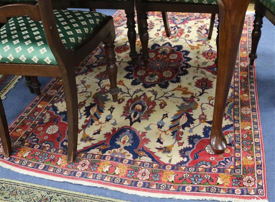 An Isfahan cream ground rug, 178 x 111cm